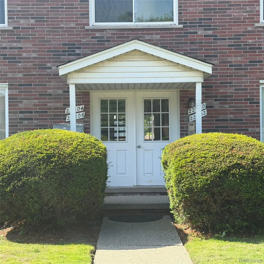 22204 E 11 Mile Road St. Clair Shores City MI 48081