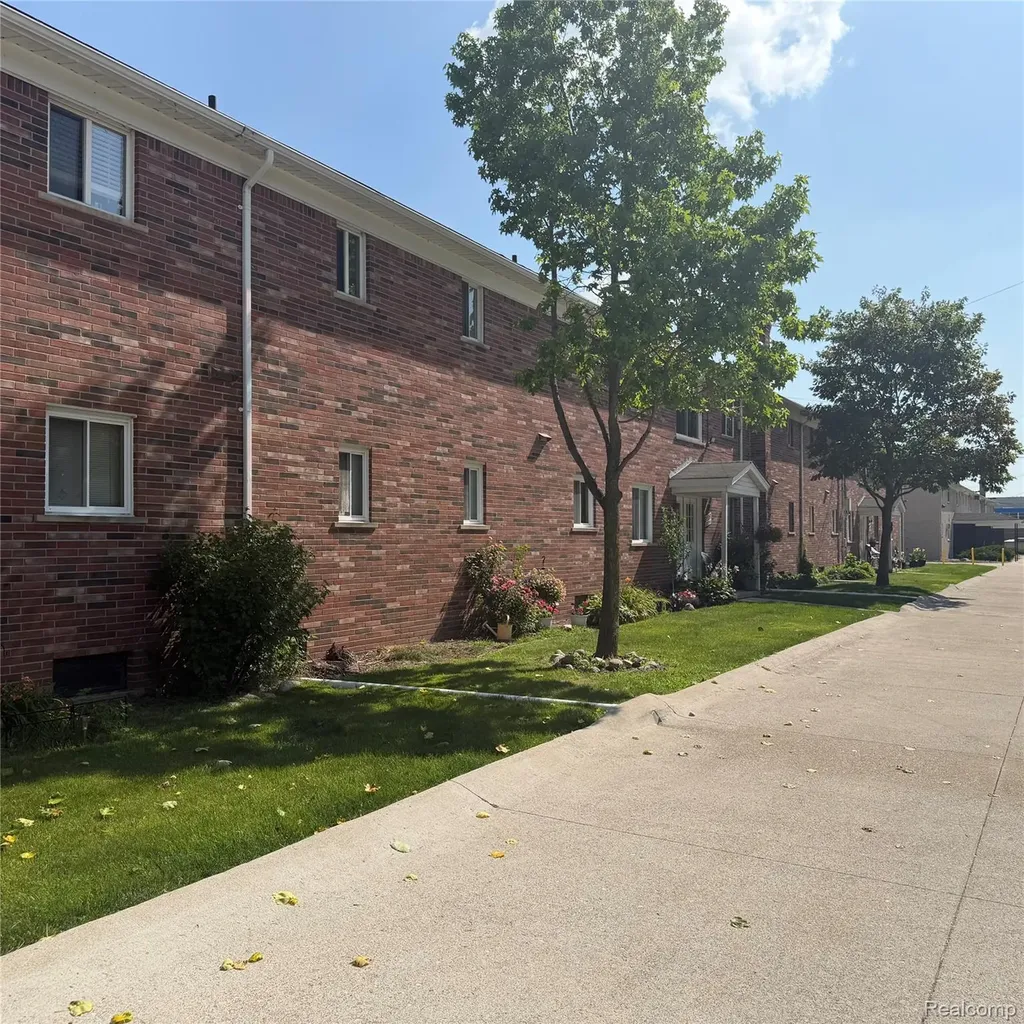 22204 E 11 Mile Road St. Clair Shores City MI 48081