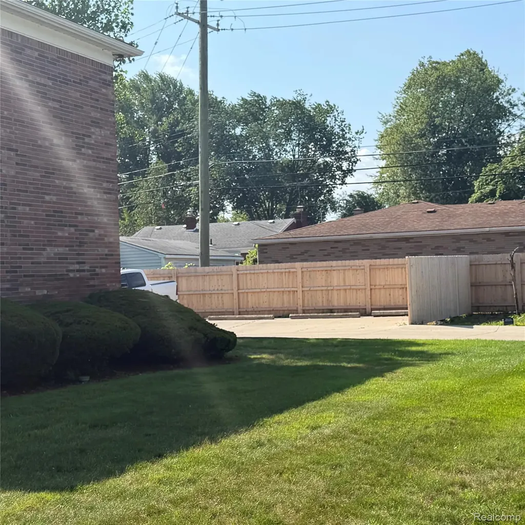22204 E 11 Mile Road St. Clair Shores City MI 48081