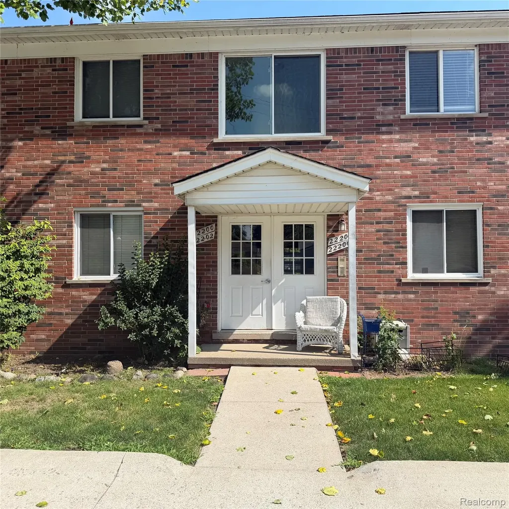 22204 E 11 Mile Road St. Clair Shores City MI 48081