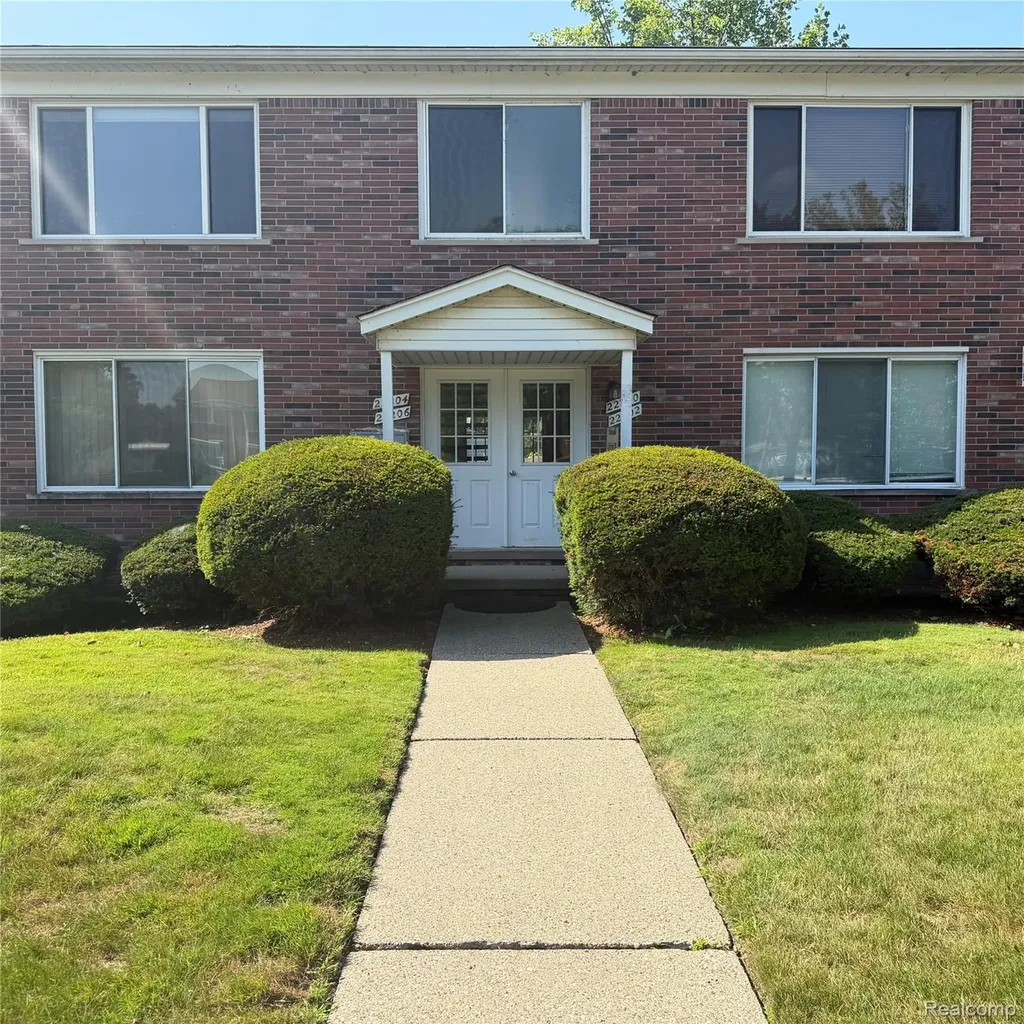 22204 E 11 Mile Road St. Clair Shores City MI 48081