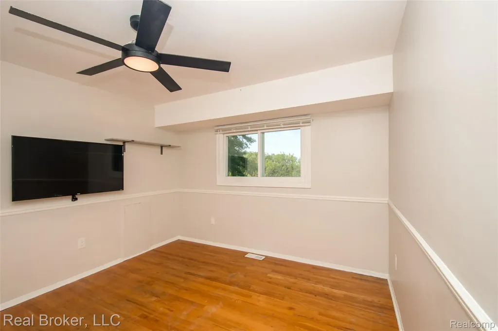 5103 Ridgetop Drive Waterford Charter Township MI 48327
