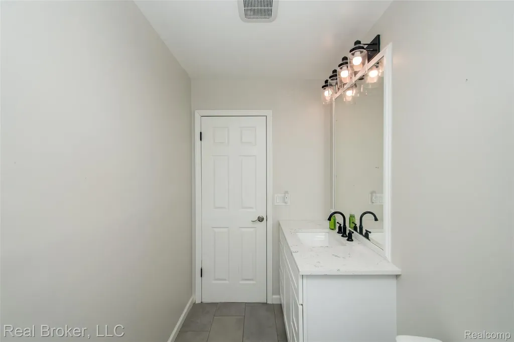 5103 Ridgetop Drive Waterford Charter Township MI 48327