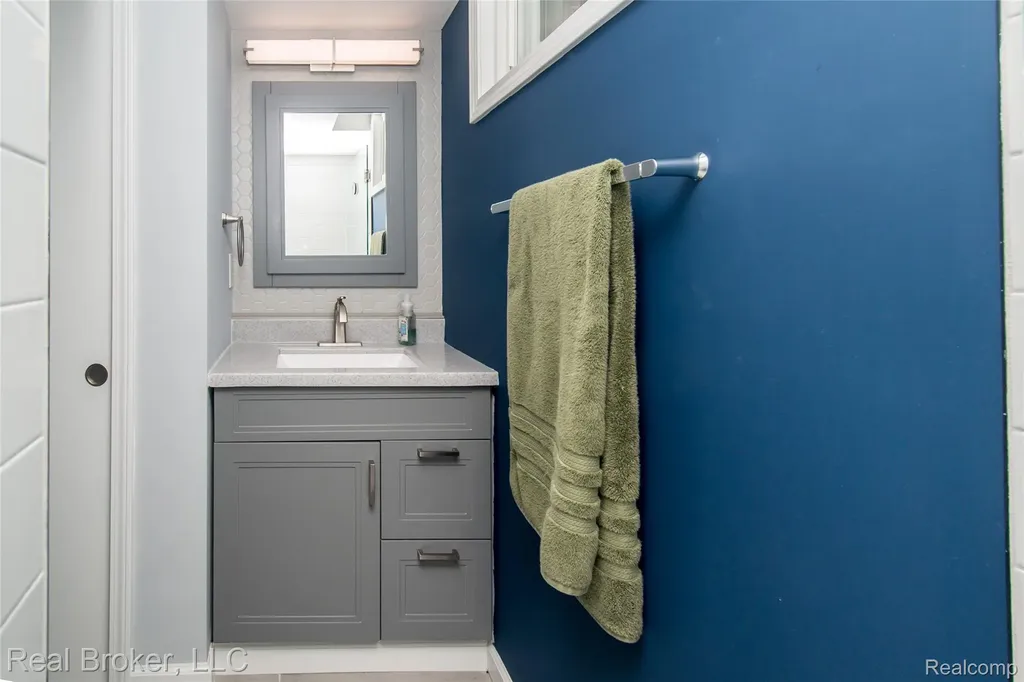 5103 Ridgetop Drive Waterford Charter Township MI 48327