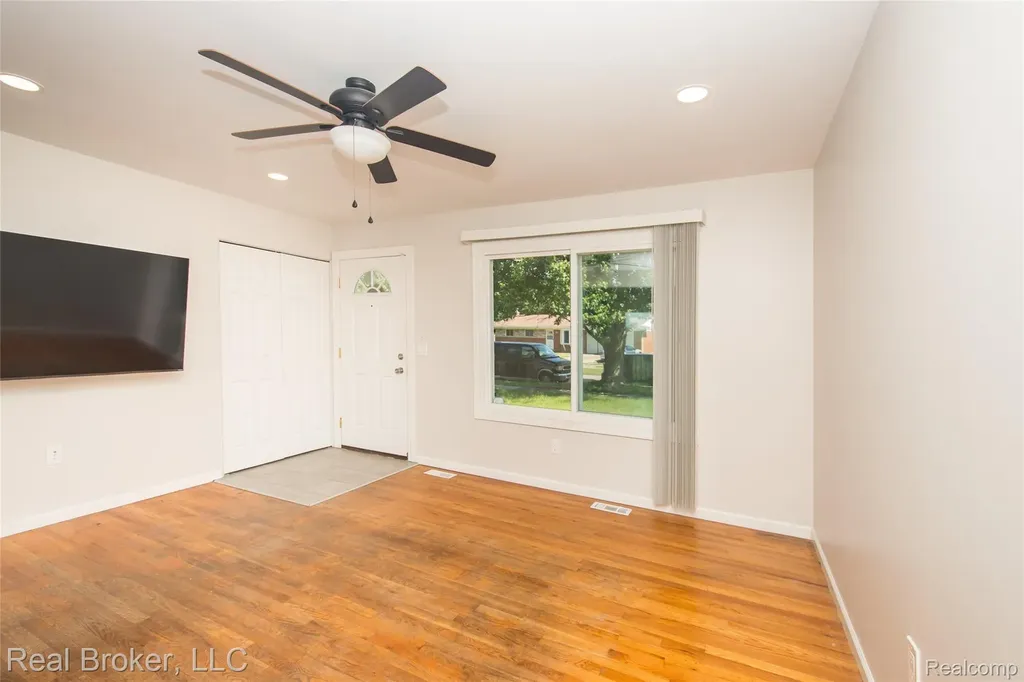 5103 Ridgetop Drive Waterford Charter Township MI 48327