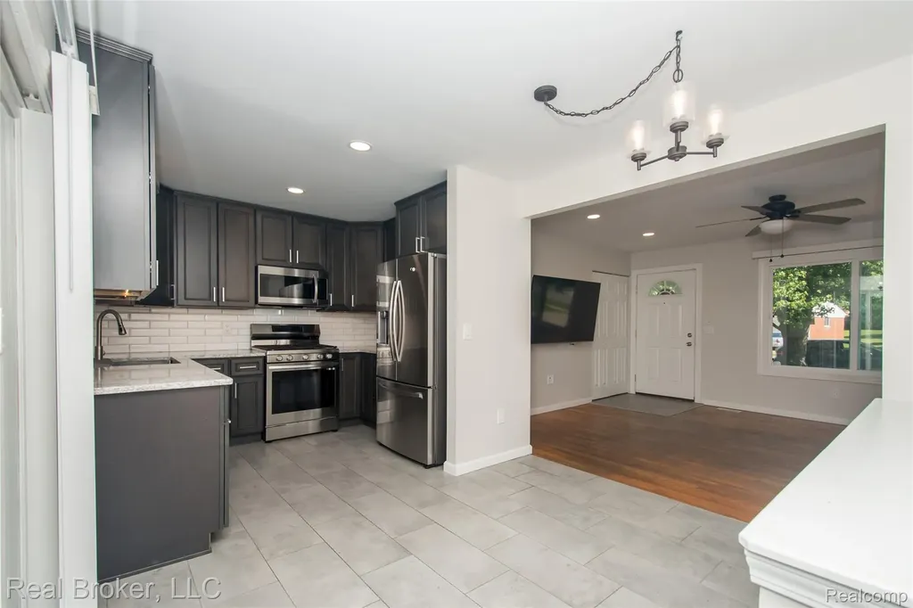5103 Ridgetop Drive Waterford Charter Township MI 48327