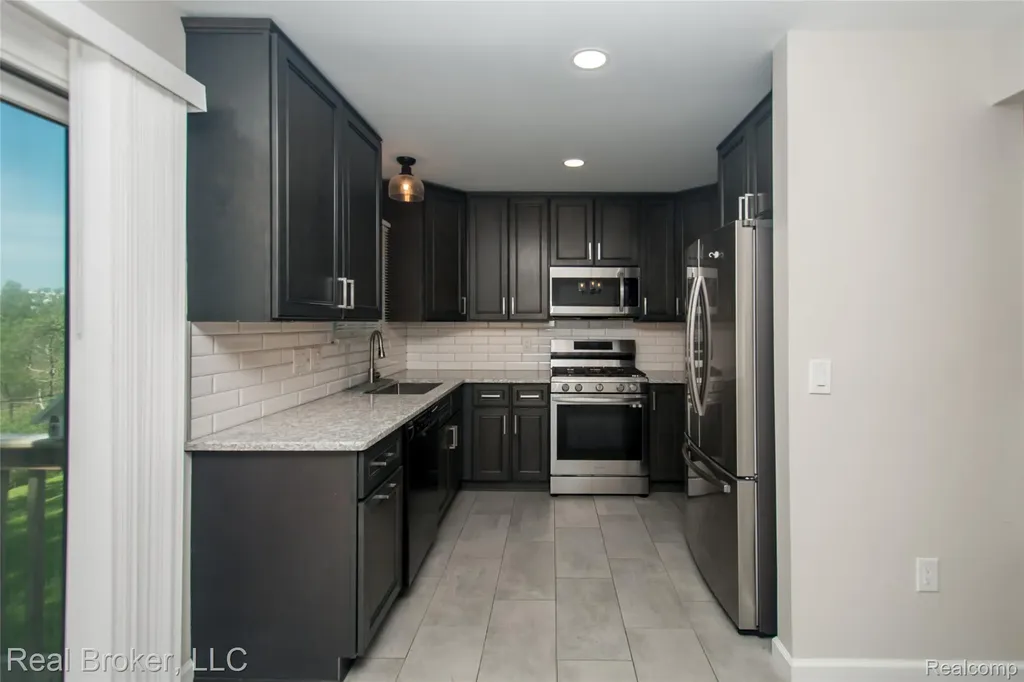 5103 Ridgetop Drive Waterford Charter Township MI 48327