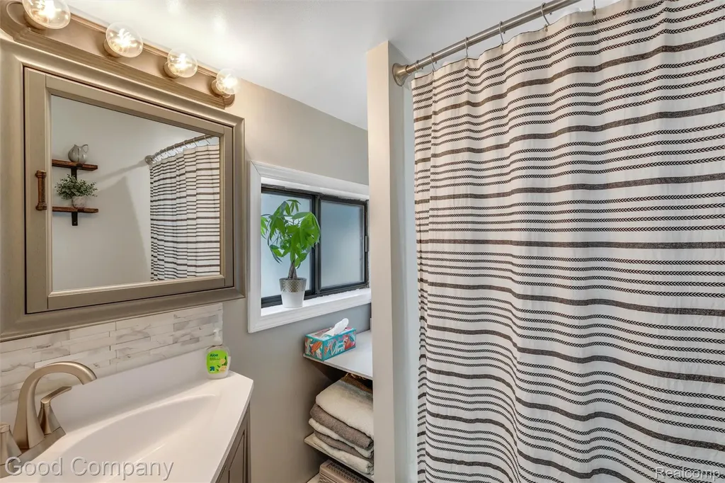 28276 Ginley Street Roseville City MI 48066