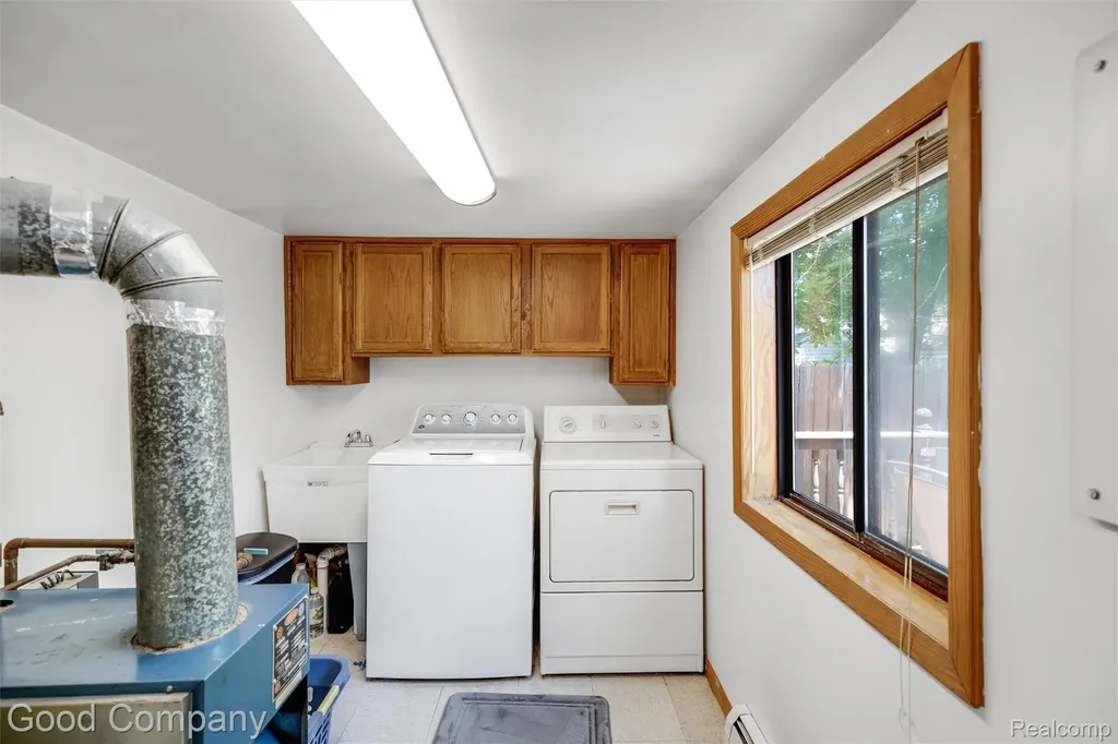 28276 Ginley Street Roseville City MI 48066