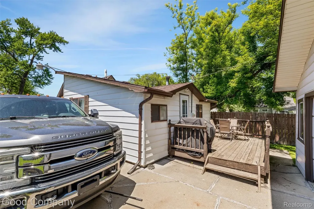 28276 Ginley Street Roseville City MI 48066