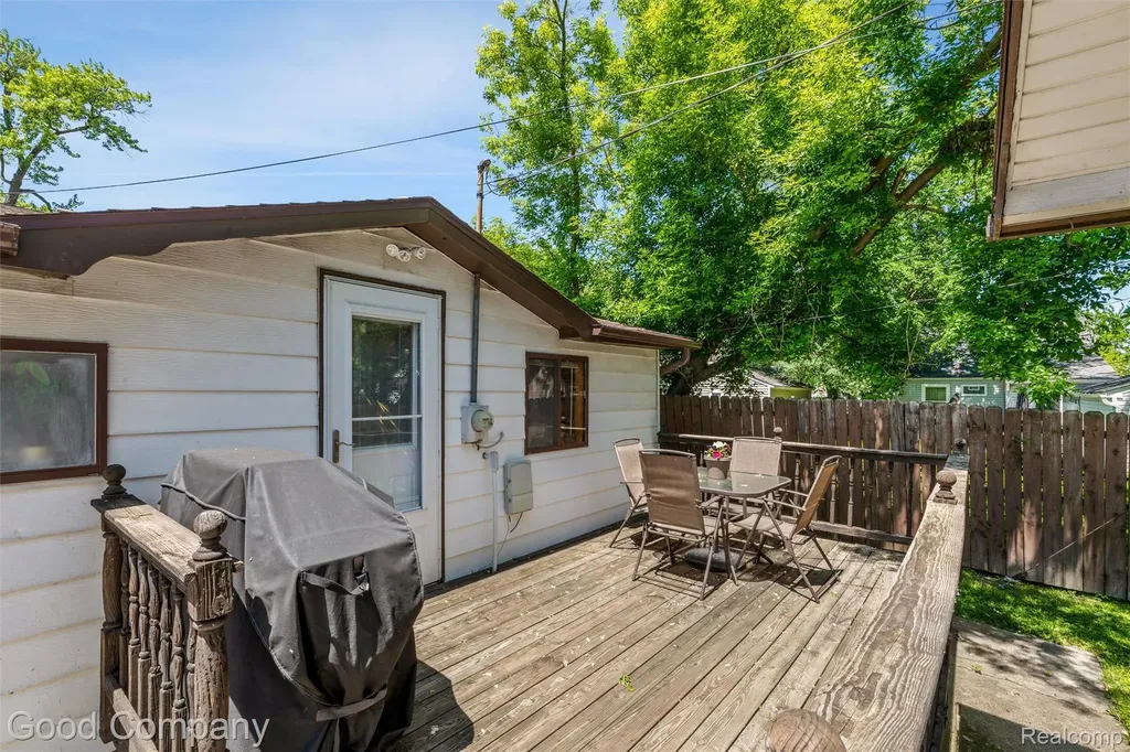 28276 Ginley Street Roseville City MI 48066