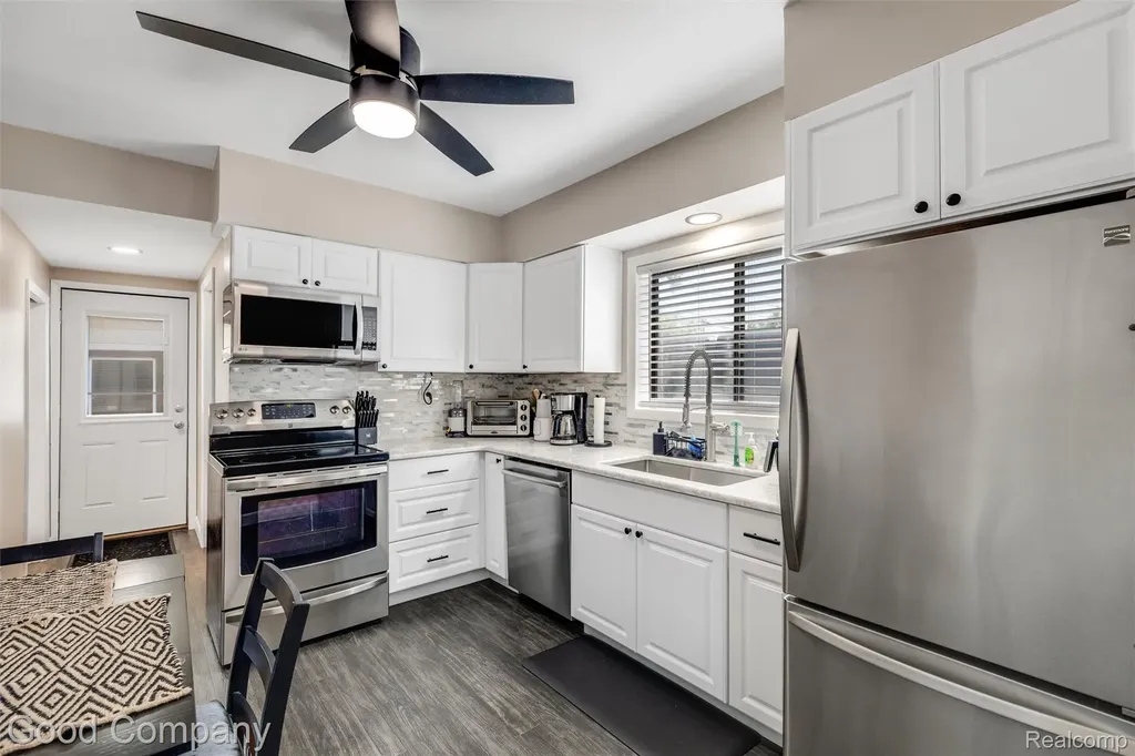 28276 Ginley Street Roseville City MI 48066