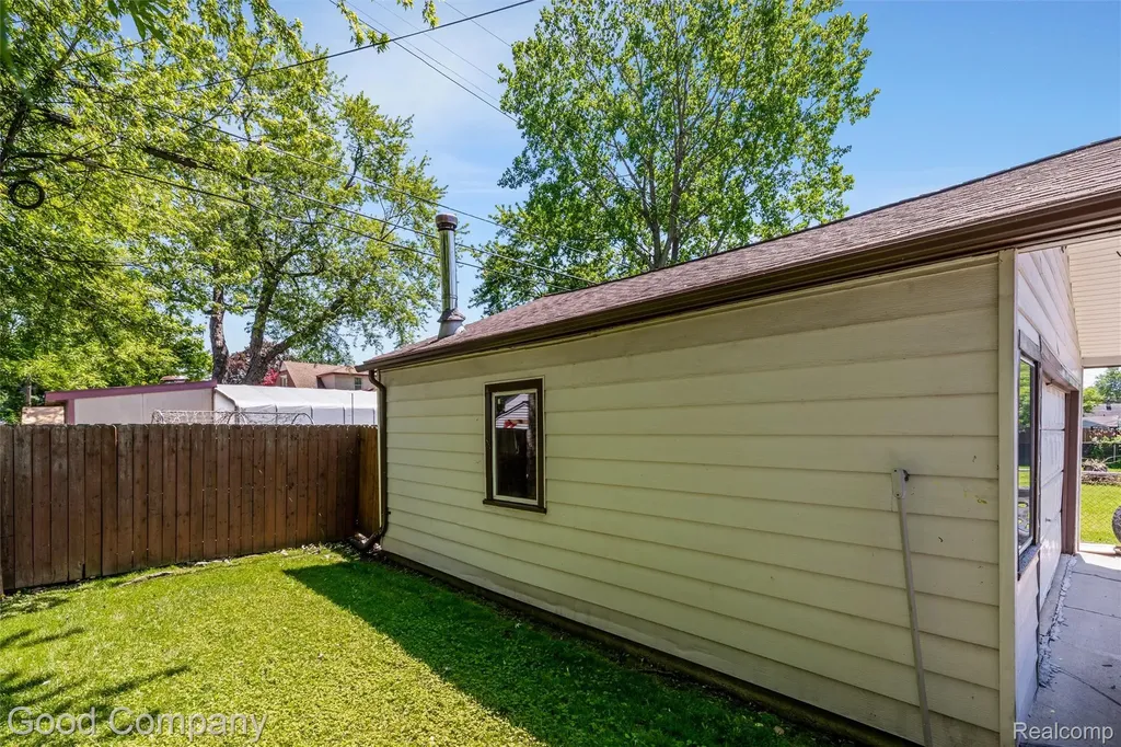 28276 Ginley Street Roseville City MI 48066