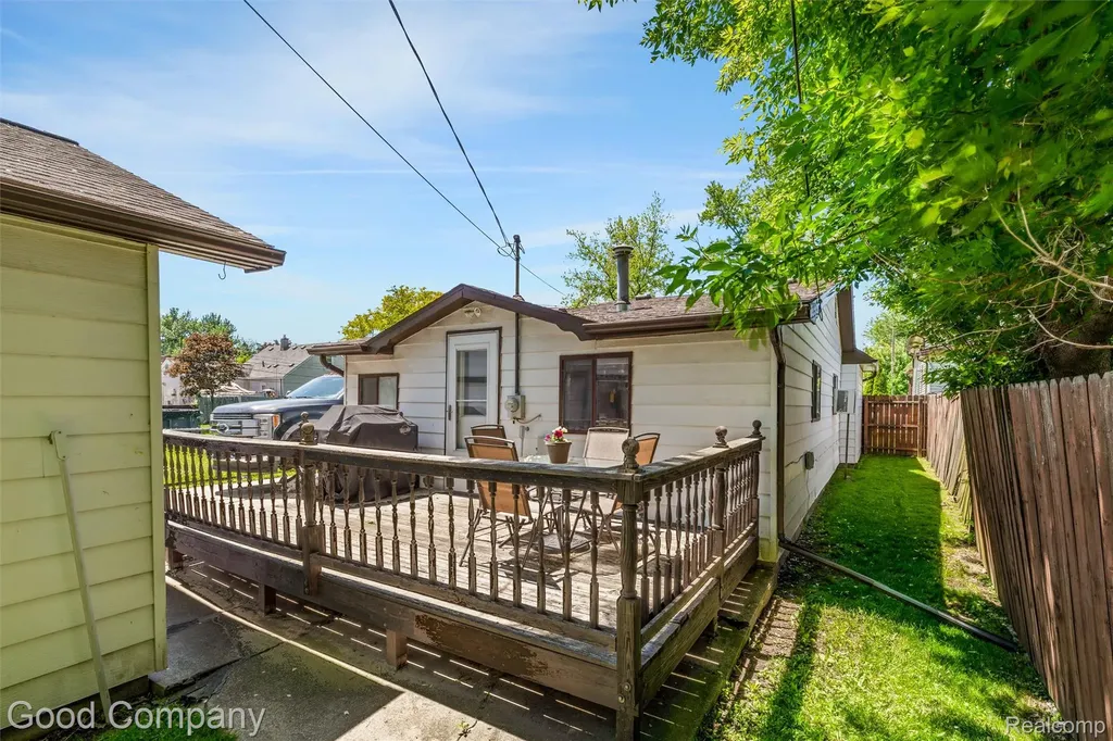 28276 Ginley Street Roseville City MI 48066