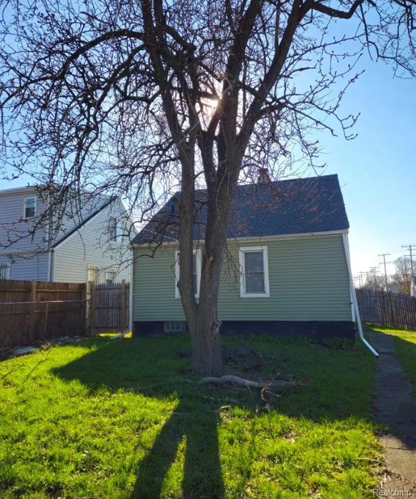 18116 Bloom Street Detroit City MI 48234
