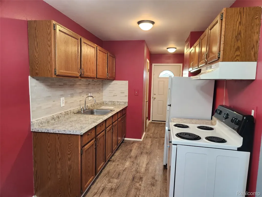 8665 Sterling Center Line City MI 48015
