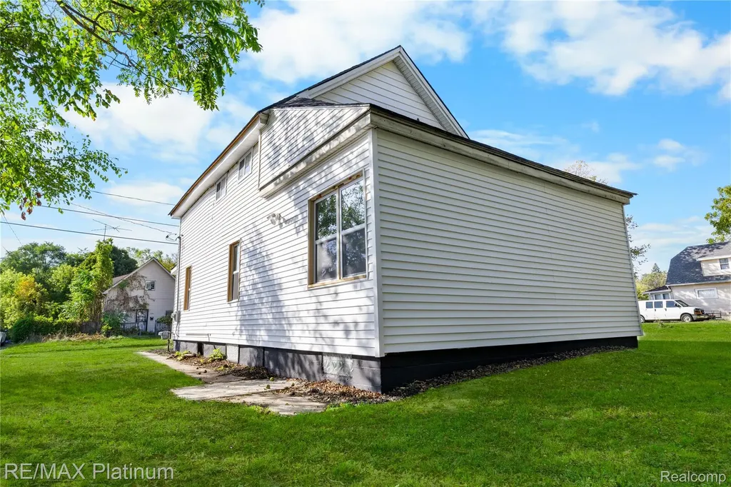 2051 Dwight Avenue Flint City MI 48503
