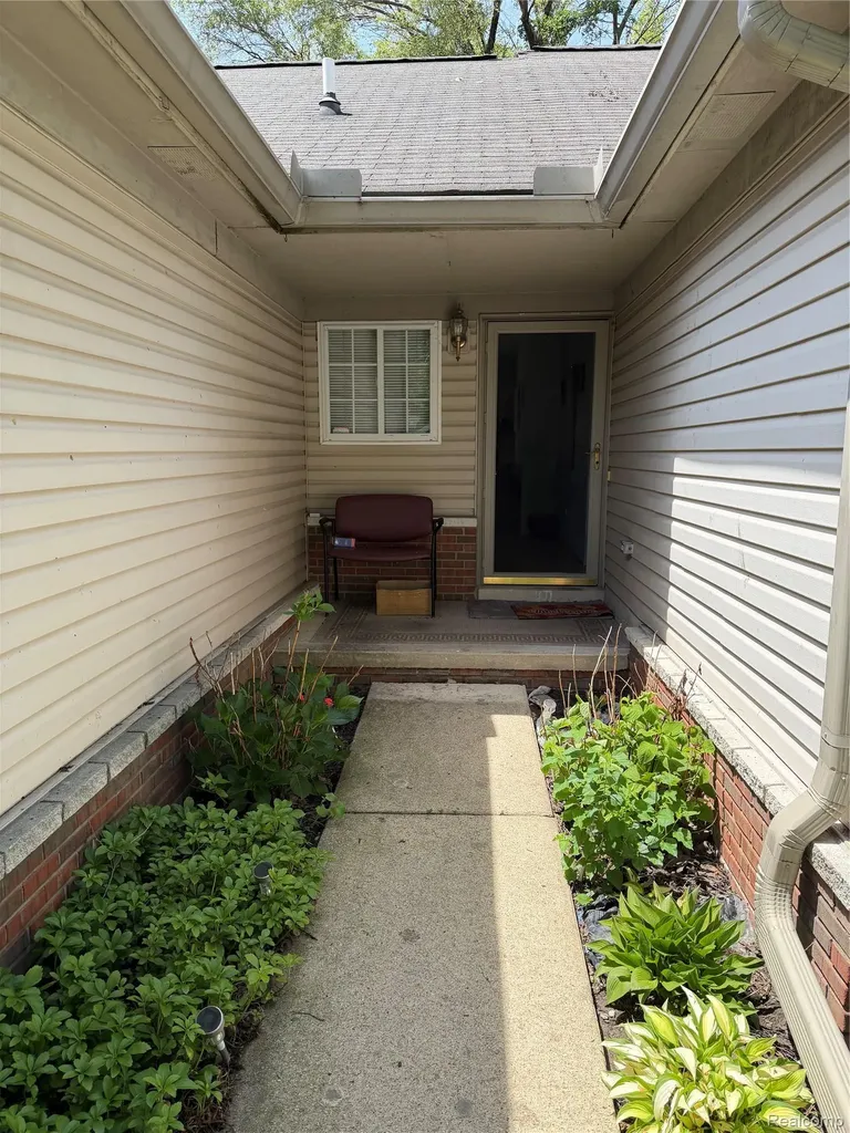 29965 Kenwood Court Roseville City MI 48066