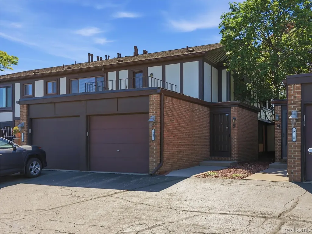 216 Country Club Drive St. Clair Shores City MI 48082