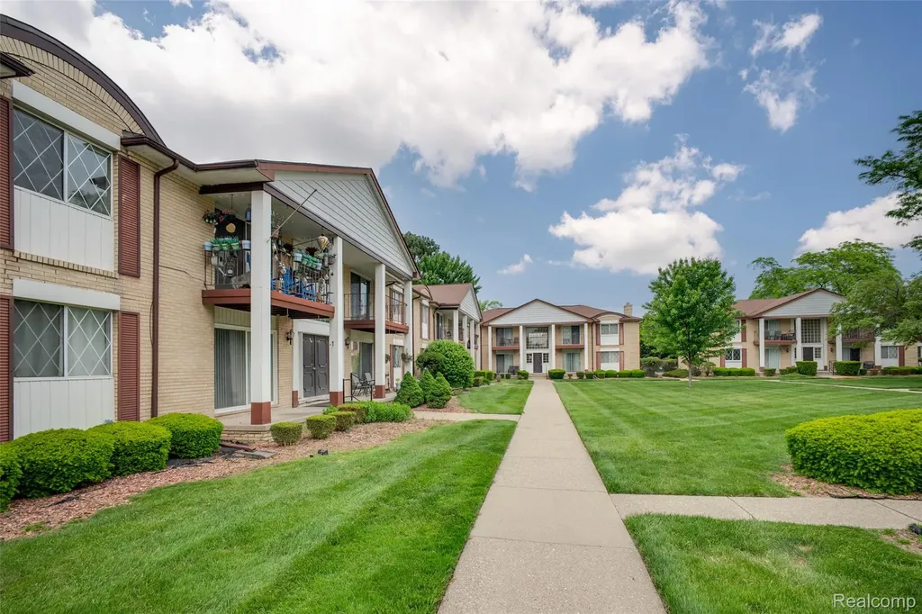 29200 Gloede Drive Warren City MI 48088