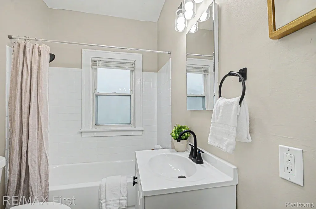 14842 Collinson Avenue Eastpointe City MI 48021