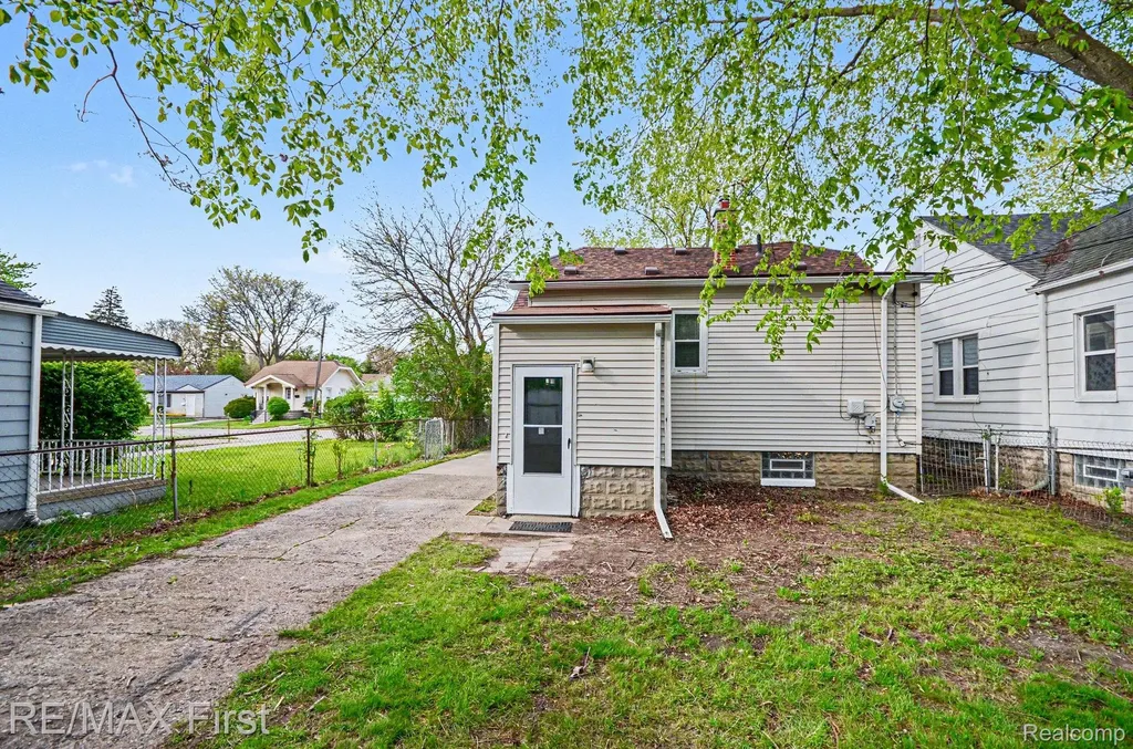 14842 Collinson Avenue Eastpointe City MI 48021