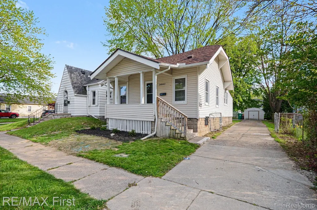14842 Collinson Avenue Eastpointe City MI 48021