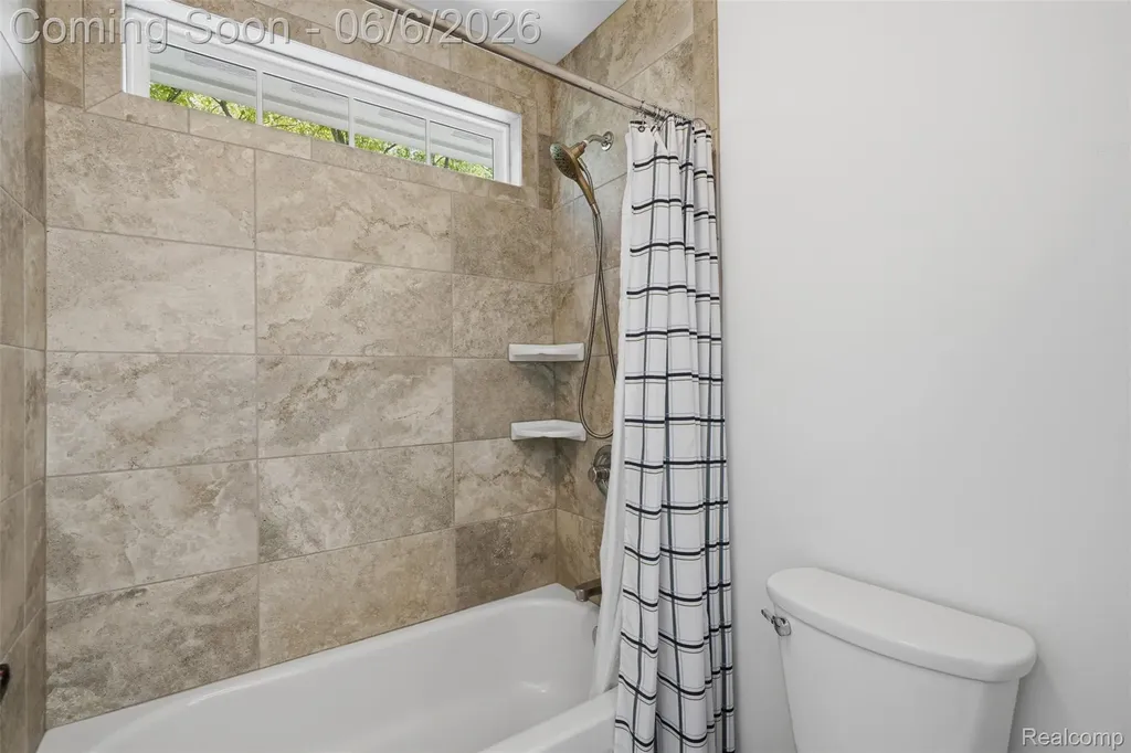 7375 N Mistwood Drive White Lake Charter Township MI 48383