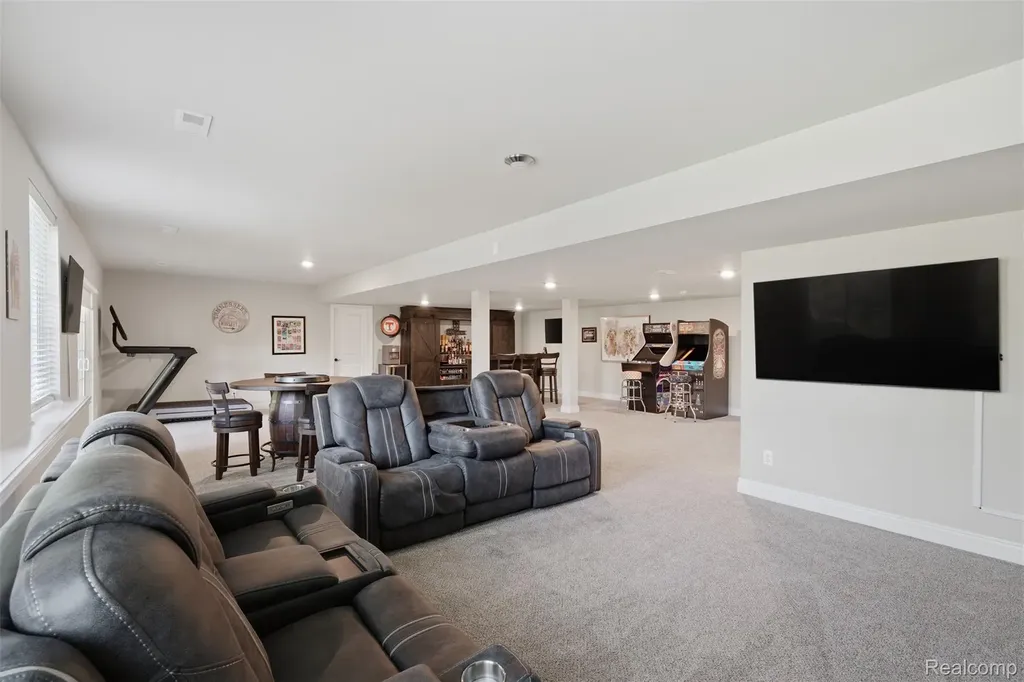 7375 N Mistwood Drive White Lake Charter Township MI 48383