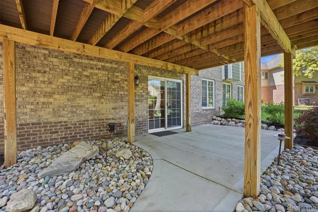 7375 N Mistwood Drive White Lake Charter Township MI 48383