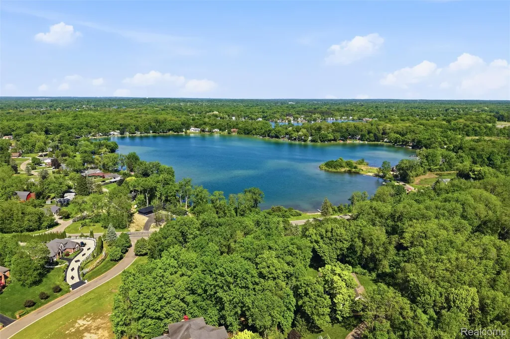 7375 N Mistwood Drive White Lake Charter Township MI 48383