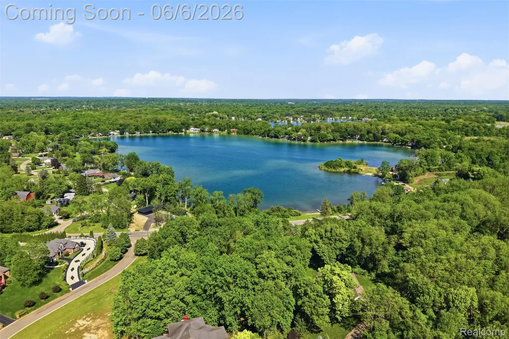 7375 N Mistwood Drive White Lake Charter Township MI 48383