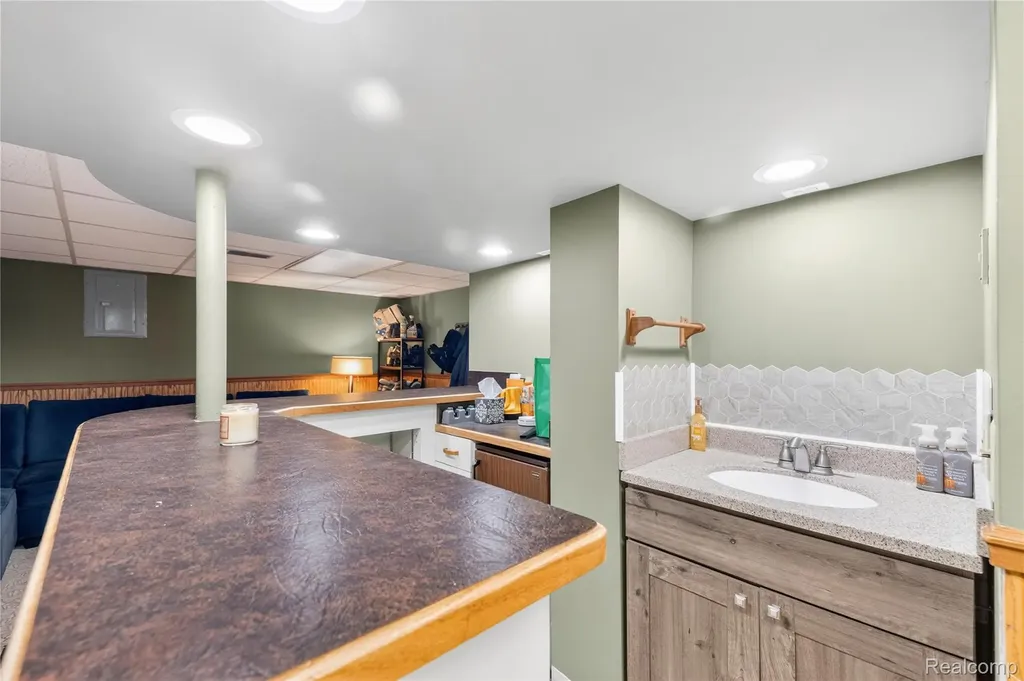 30533 Hiveley Street Westland City MI 48186
