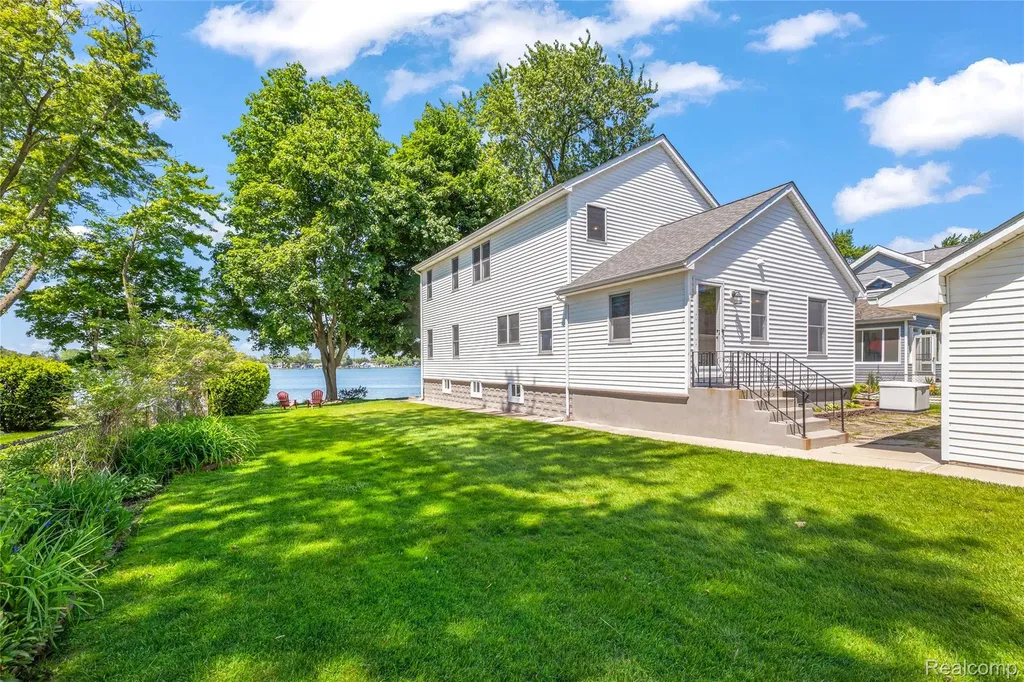 4333 Hunters Drive Highland Charter Township MI 48356