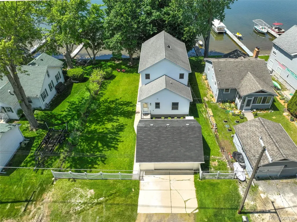 4333 Hunters Drive Highland Charter Township MI 48356
