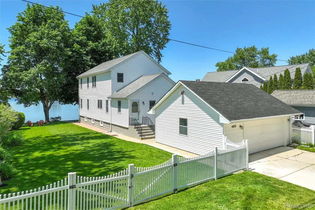 4333 Hunters Drive Highland Charter Township MI 48356