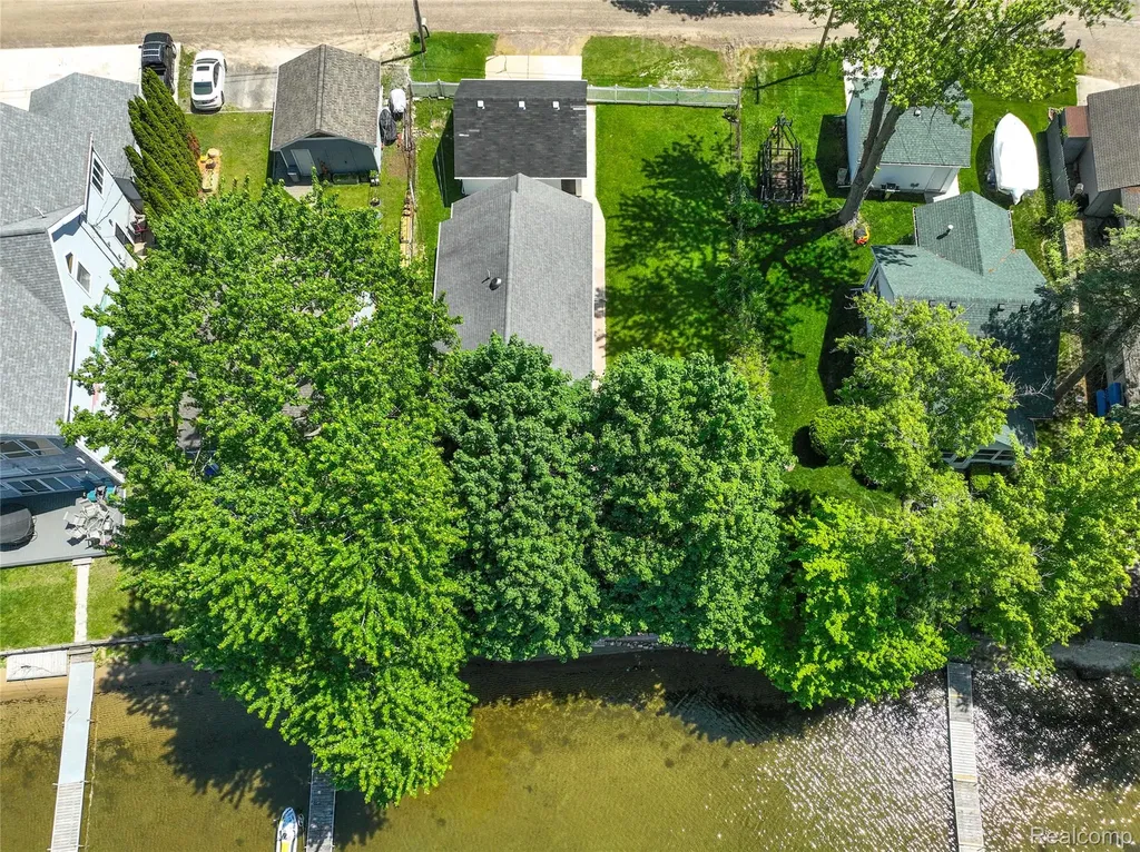 4333 Hunters Drive Highland Charter Township MI 48356