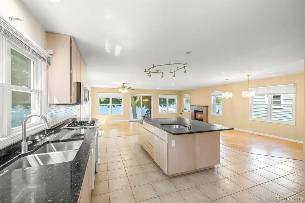 4333 Hunters Drive Highland Charter Township MI 48356