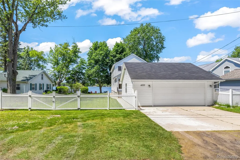 4333 Hunters Drive Highland Charter Township MI 48356