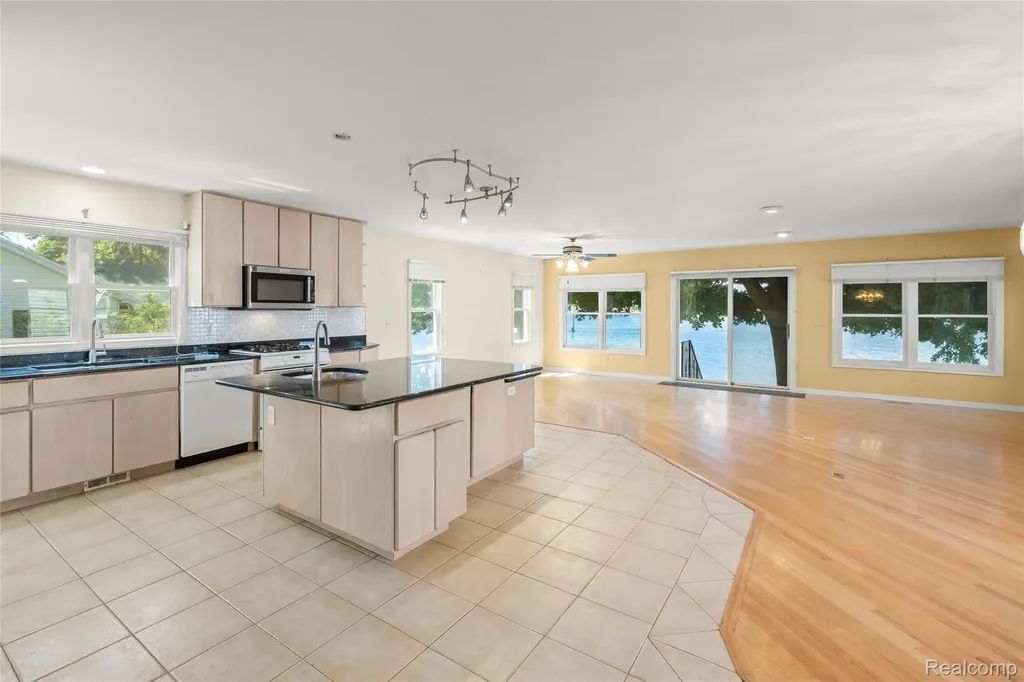 4333 Hunters Drive Highland Charter Township MI 48356