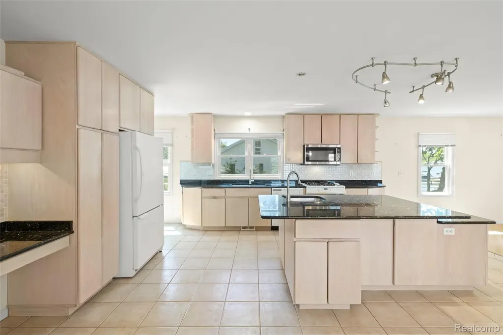 4333 Hunters Drive Highland Charter Township MI 48356