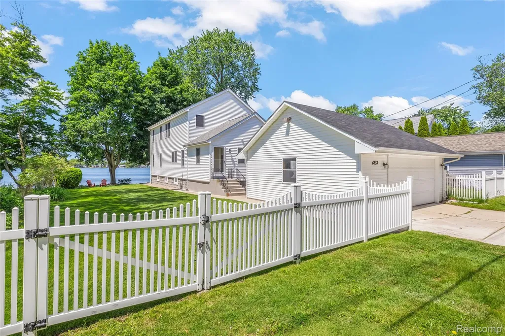 4333 Hunters Drive Highland Charter Township MI 48356