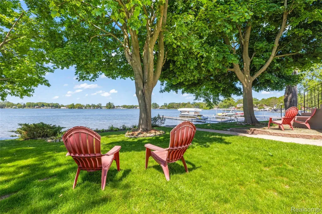 4333 Hunters Drive Highland Charter Township MI 48356