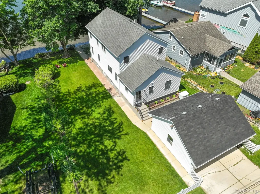 4333 Hunters Drive Highland Charter Township MI 48356