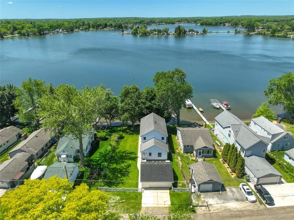 4333 Hunters Drive Highland Charter Township MI 48356