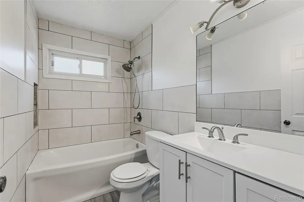 31505 Allegan Court Westland City MI 48186