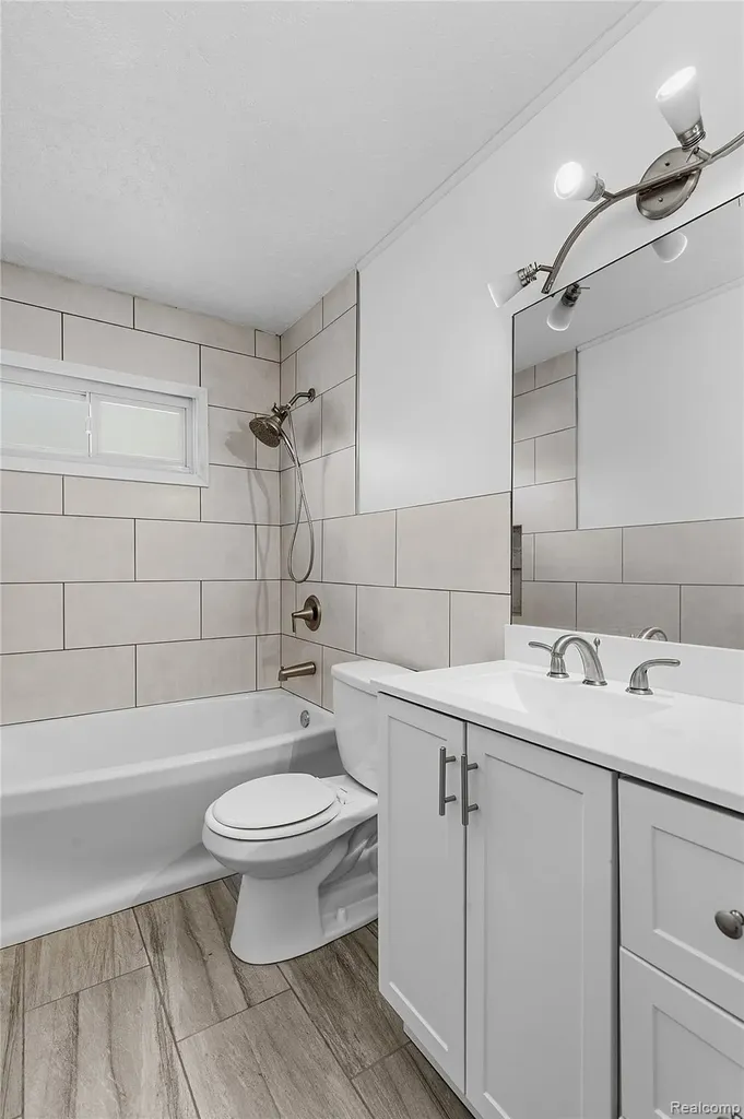 31505 Allegan Court Westland City MI 48186