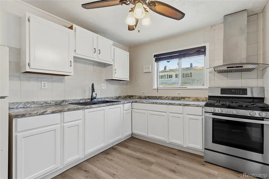 31505 Allegan Court Westland City MI 48186