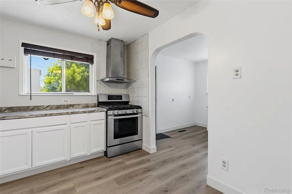 31505 Allegan Court Westland City MI 48186