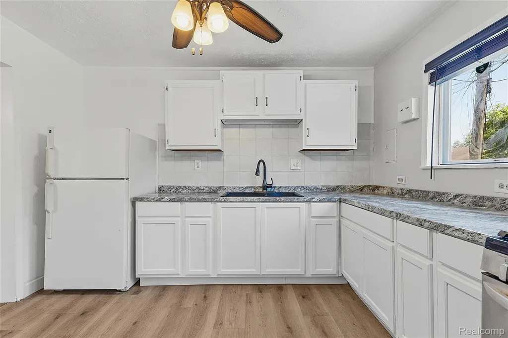 31505 Allegan Court Westland City MI 48186